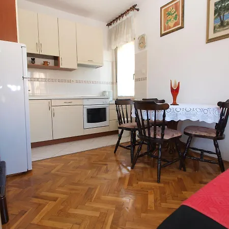 Valter 613 アパート プーラ