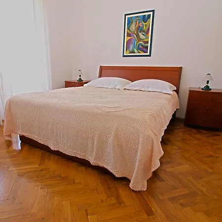 アパート Valter 613 プーラ